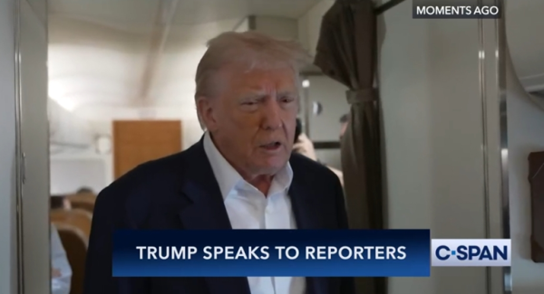 配亿多配资 再爆冲突! 特朗普拒答《华尔街日报》记者提问, 称该媒体为“烂报纸”