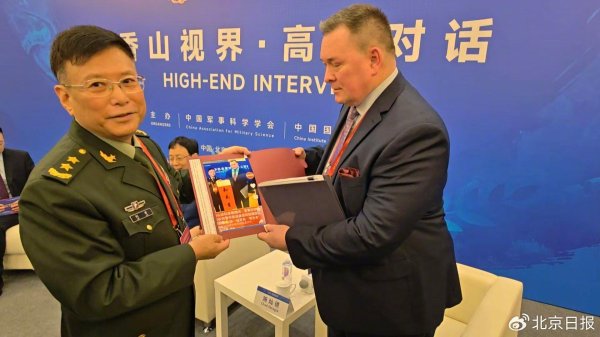 掌互通 中国军事专家送出的特殊礼物，美国防务官员摆在自己的办公室里